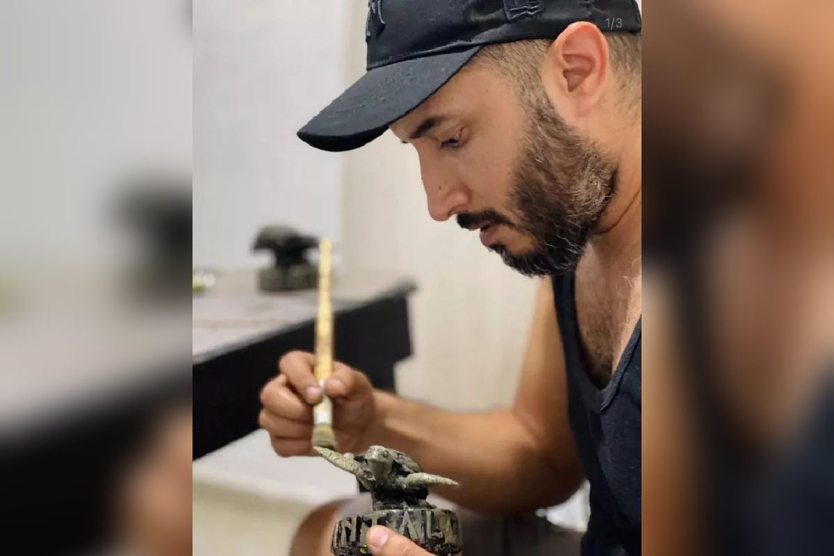 Arte y sostenibilidad: La alianza que transforma los residuos plásticos de las playas en esculturas