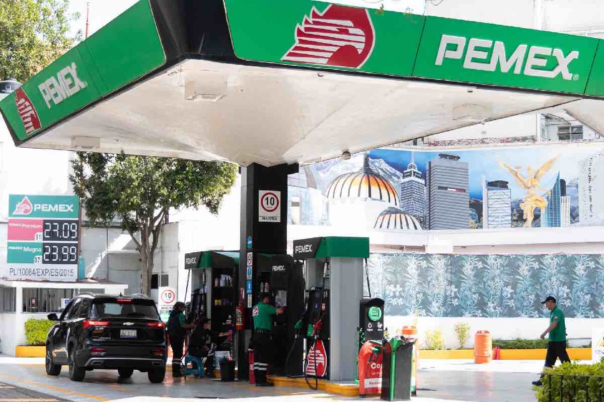 Guerra en Medio Oriente presiona a México; gobierno renueva pacto para mantener precio de gasolina