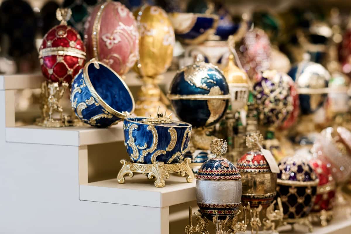 Huevos faberge expuestos en una tienda.