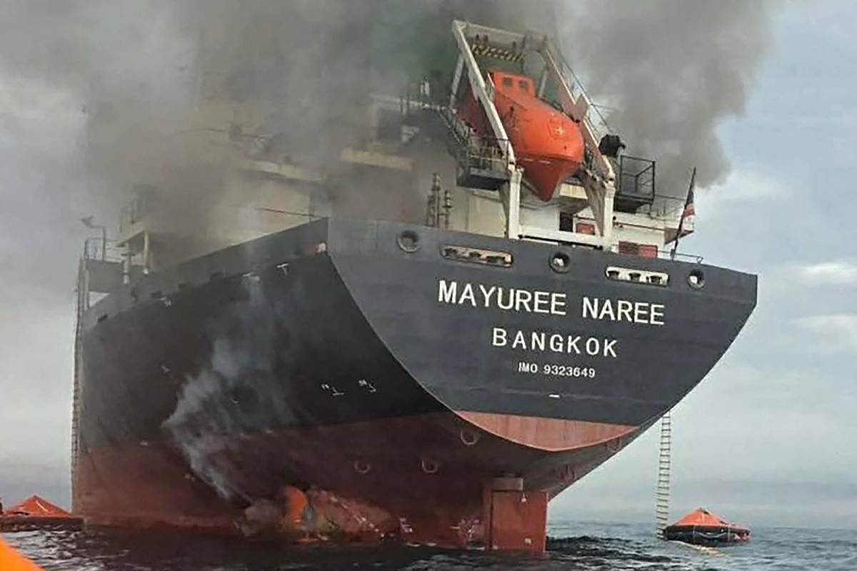 humo barco estrecho ormuz