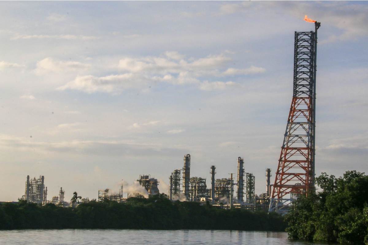 Se registra un incendio en la zona perimetral de la refinería Dos Bocas; Pemex reporta que el fuego ya fue contenido