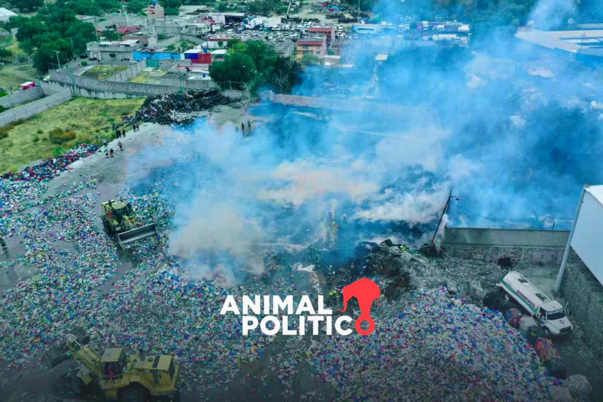 Valle de Chalco: Bomberos controlan incendio en planta recicladora de PET