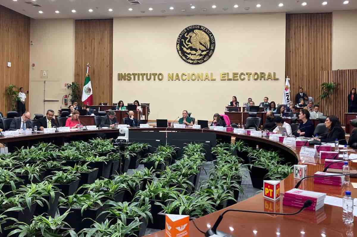 INE aprueba lineamientos de precampañas adelantadas; evita exigir licencias a Xóchitl y a Creel