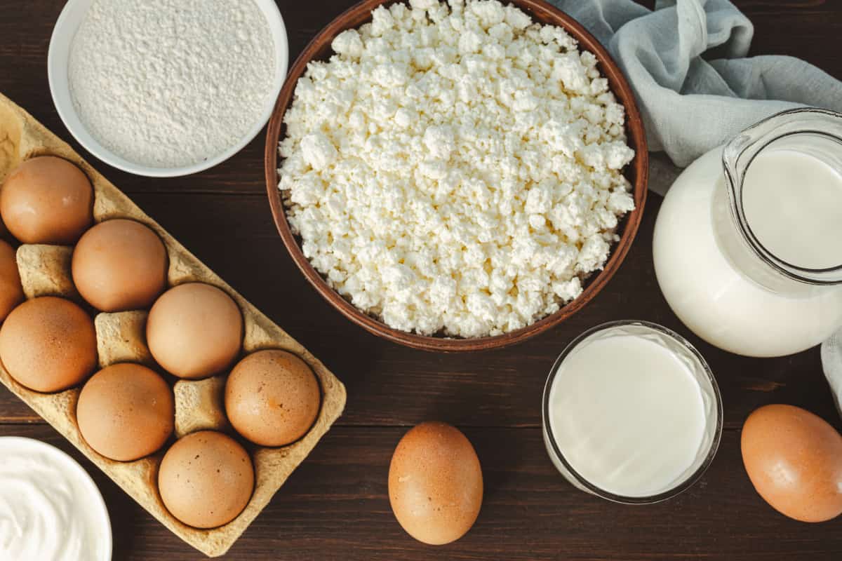 Mesa con algunos de los ingredientes para la elaboración del postre paskha.