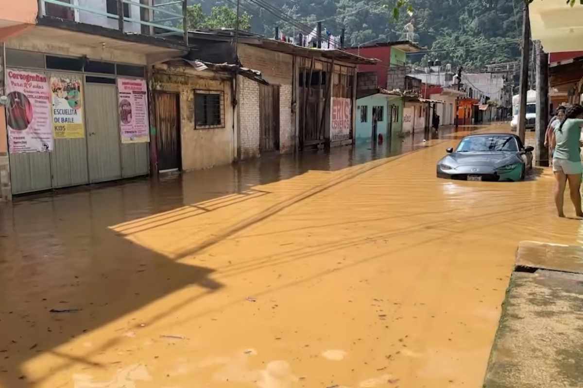 Lluvias provocan inundación en Zongolica, Veracruz; desalojan a habitantes y pacientes del IMSS