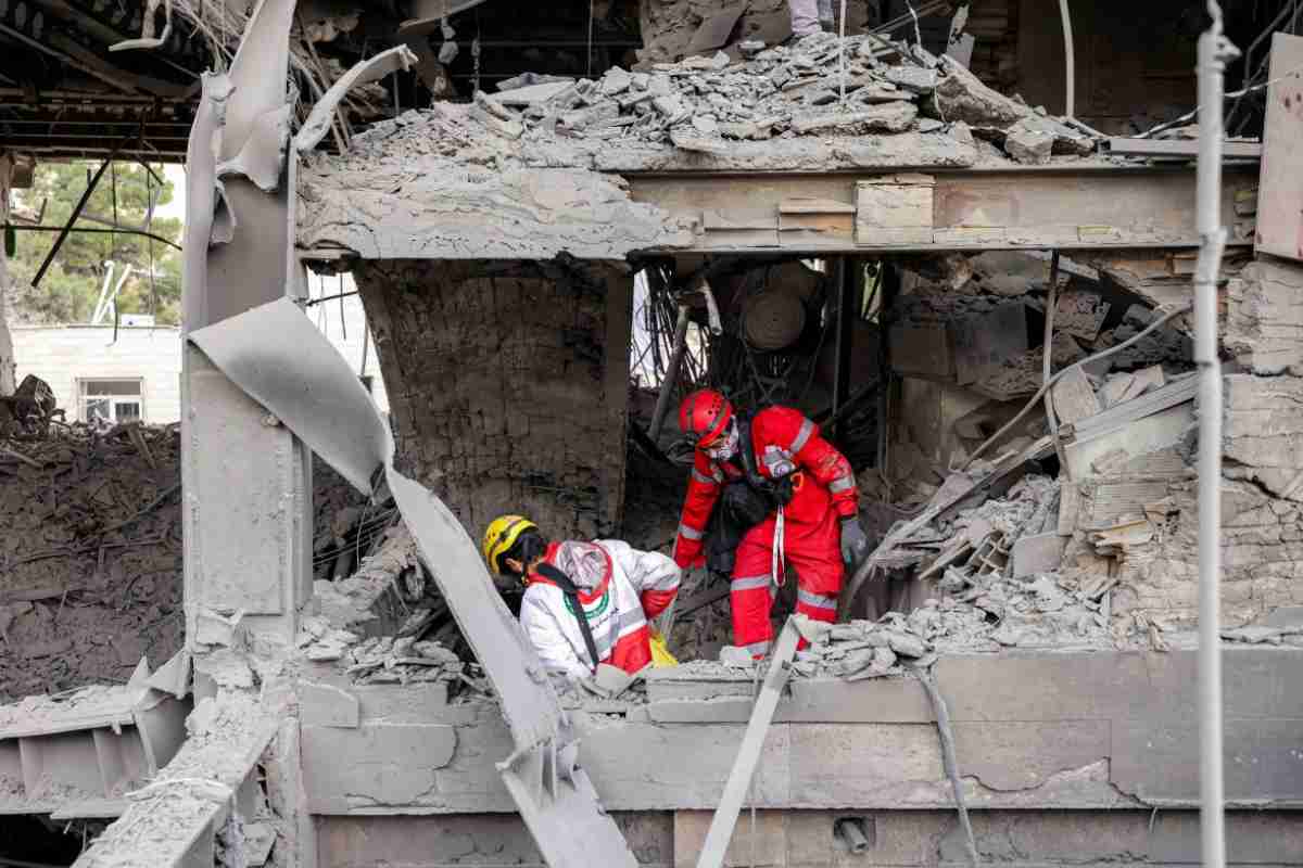 Los servicios de emergencia en edificio de Irán