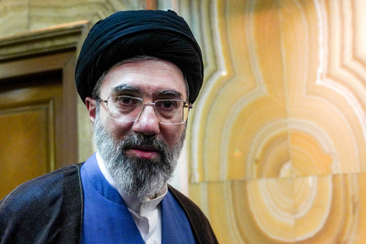 Líder de Irán llama a mantener cerrado el estrecho de Ormuz; EU "no está listo" para escoltar buques