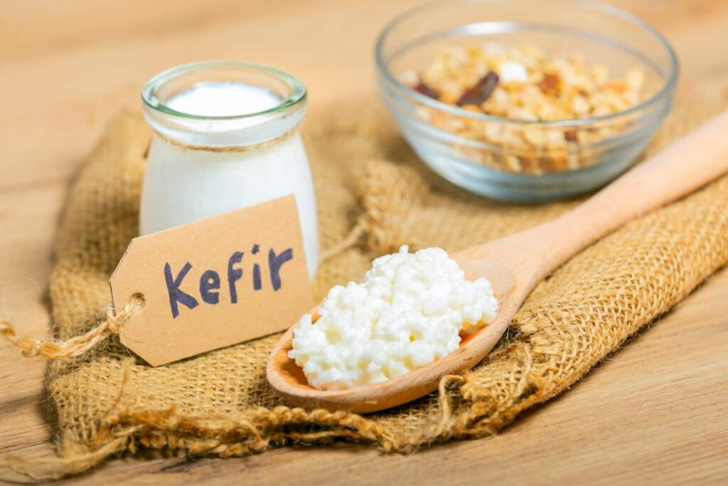Existen mitos que circulan principalmente en redes sociales sobre los beneficios que puede traer tomar kéfir. (Fuente: Shutterstock)