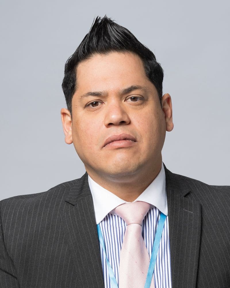 Juan Carlos Medellín como Lucio Galván la oficina mexico