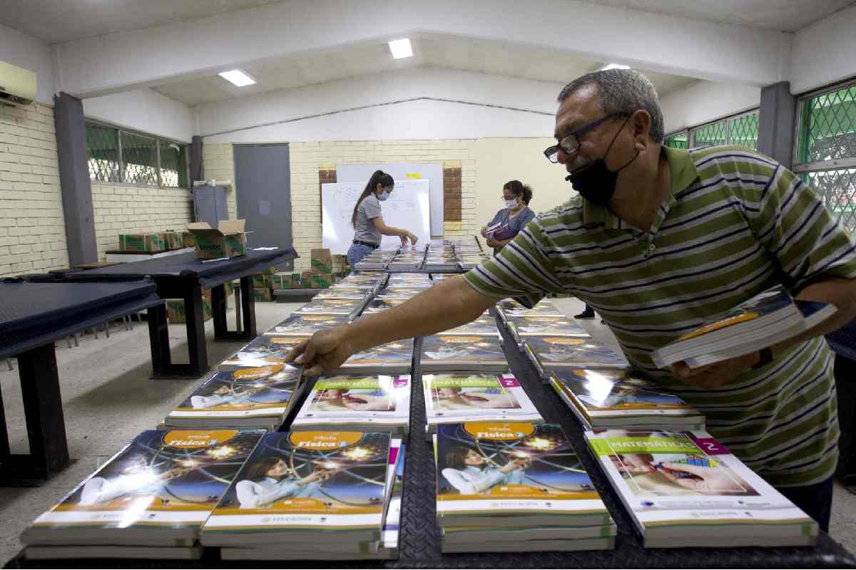 Asociación de padres y académicos denuncian que SEP ignoró orden judicial con libros de texto