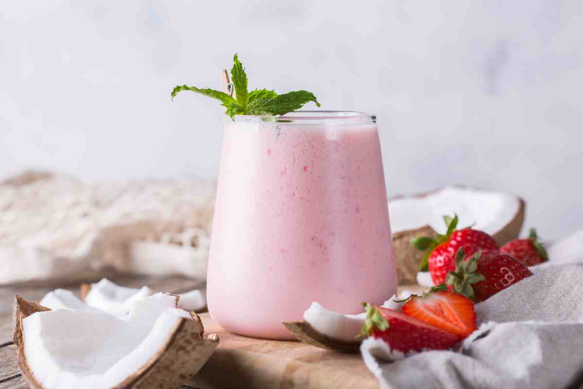 Batido de fresa y coco rallado saludable (sin azúcar)