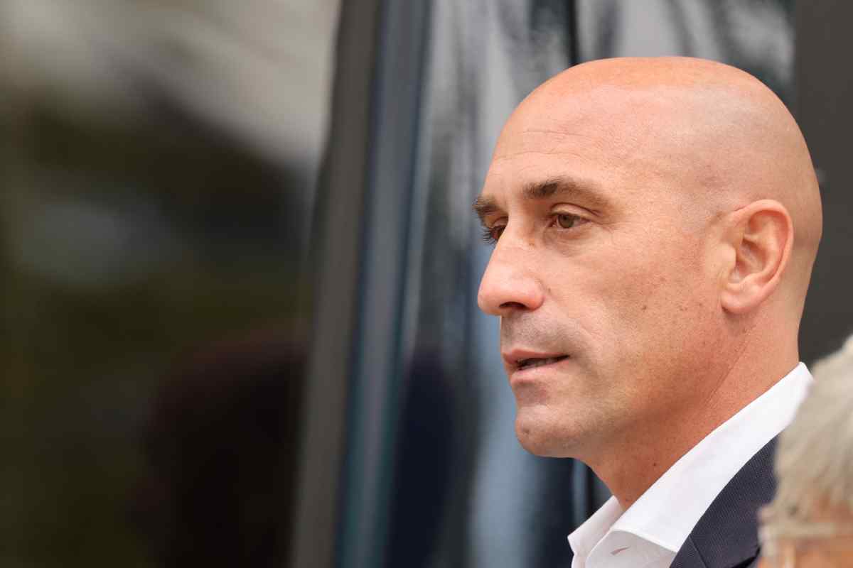 Fiscalía española pide que Luis Rubiales no se acerque a menos de 500 metros de Jenni Hermoso