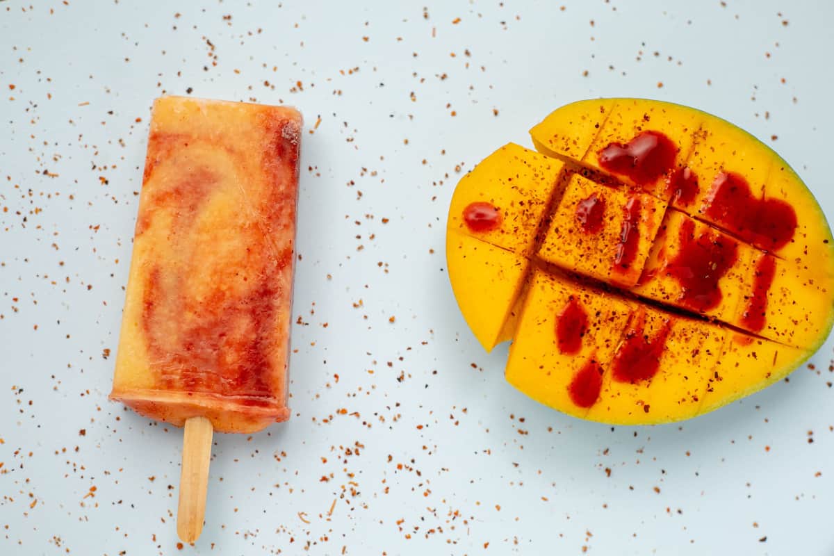 Paletas de mango con chile caseras.