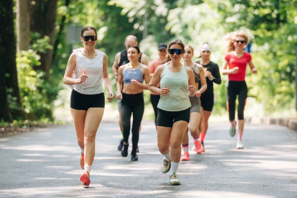 Grupo de corredores están juntos al aire libre.