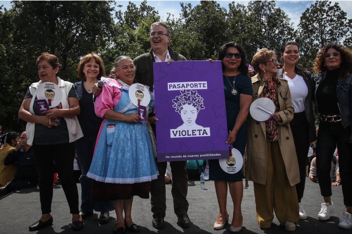 Ebrard presenta Pasaporte violeta y promete apoyo de 3 mil pesos a mujeres que mantienen su hogar