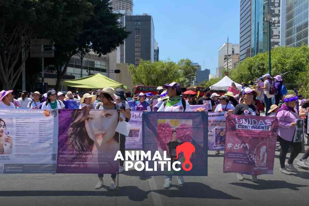 Con buscadoras al frente, mujeres desbordan el Zócalo de CDMX para exigir una vida sin violencia
