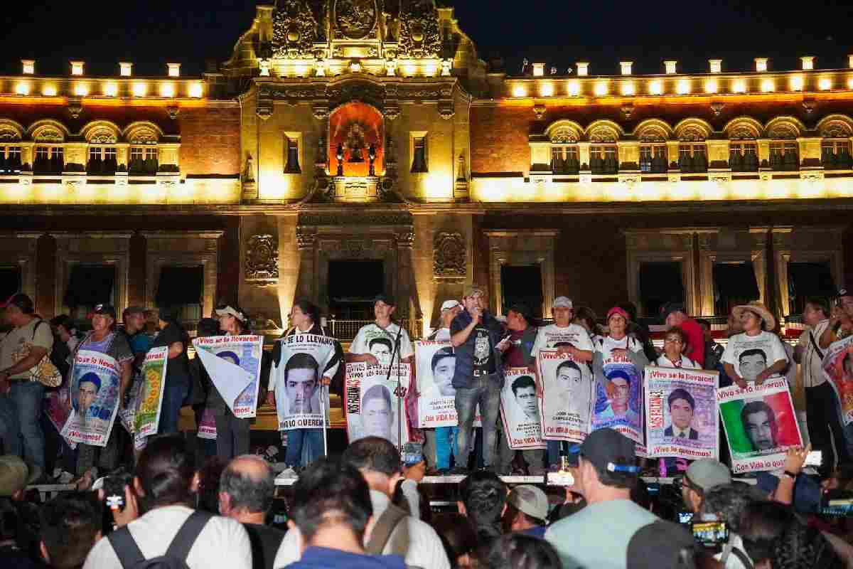 9 años de Ayotzinapa: gritan frente a Palacio desilusión con AMLO por "obstaculizar" investigación