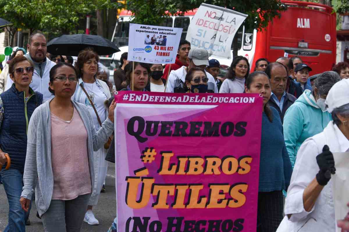 Padres y madres de familia marchan contra los nuevos libros de texto gratuitos de la SEP