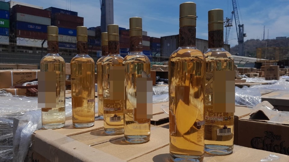 Marina decomisa 8.64 toneladas de metanfetamina disuelta en tequila en Colima