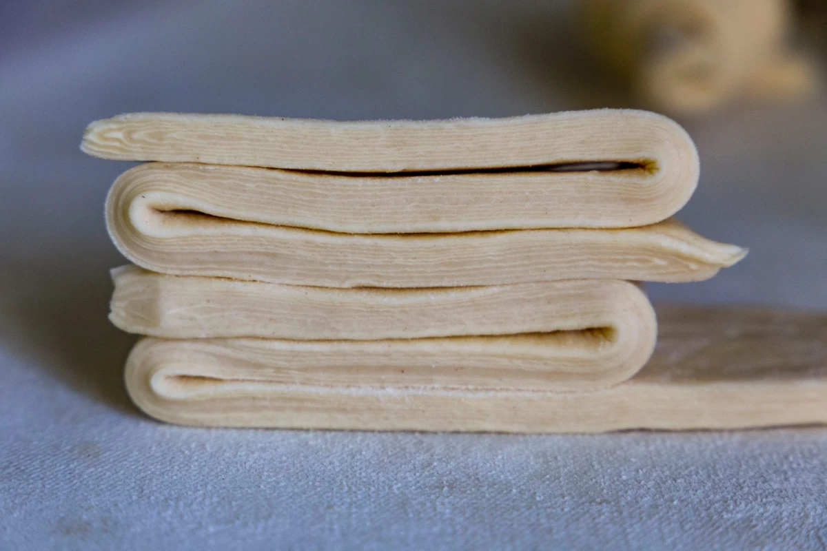 Capas de hojaldre con capas visibles dentro.