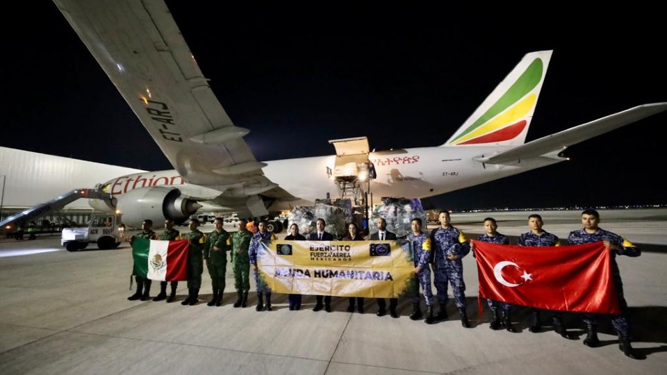 México envía 100 toneladas de ayuda humanitaria a Turquía tras sismo de 7.8