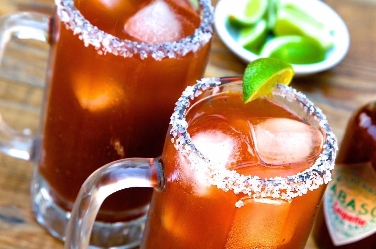 ¿Cómo preparar una michelada con clamato?
