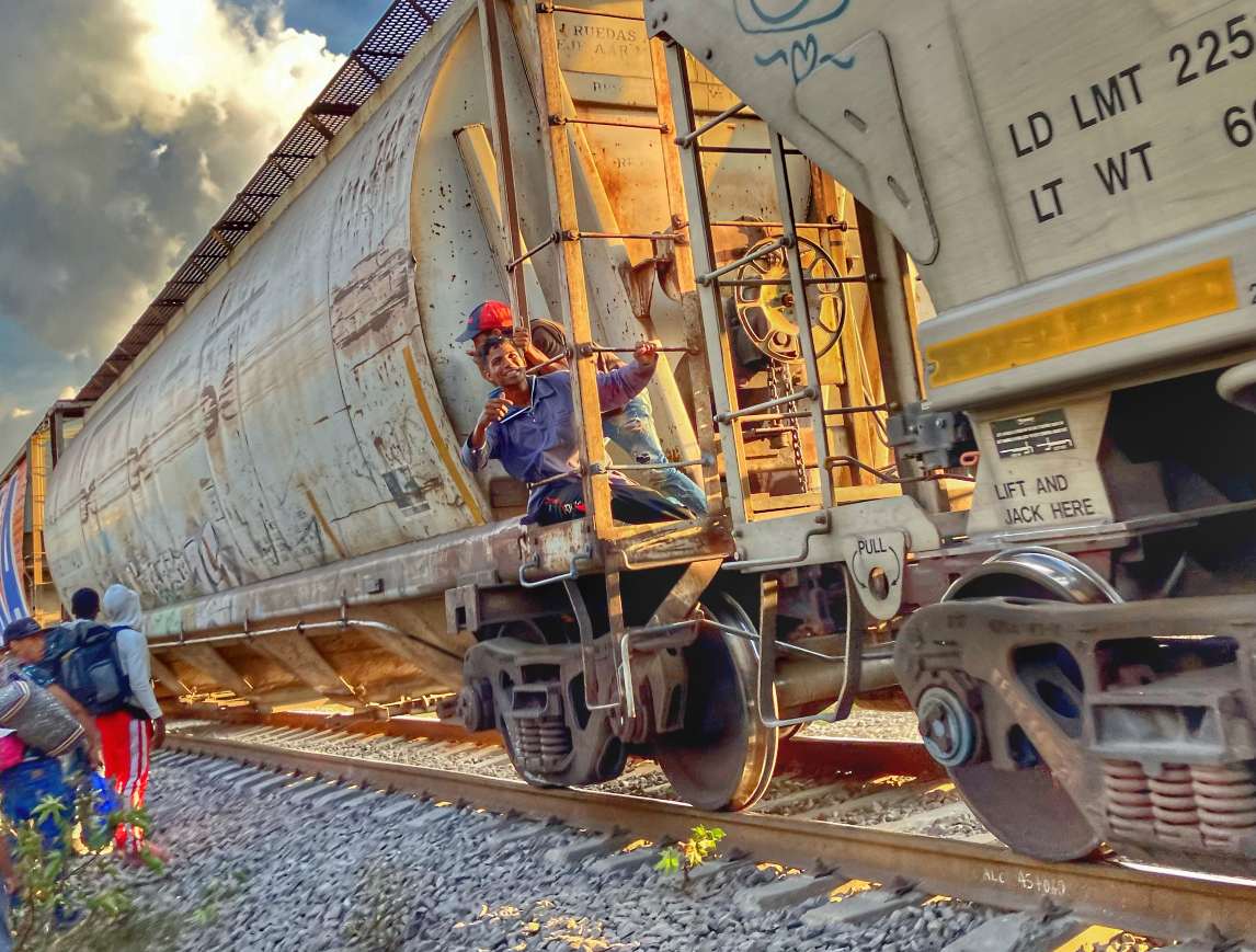 El asedio de autoridades y el crimen hacen que los migrantes 'revivan' a ‘La Bestia’