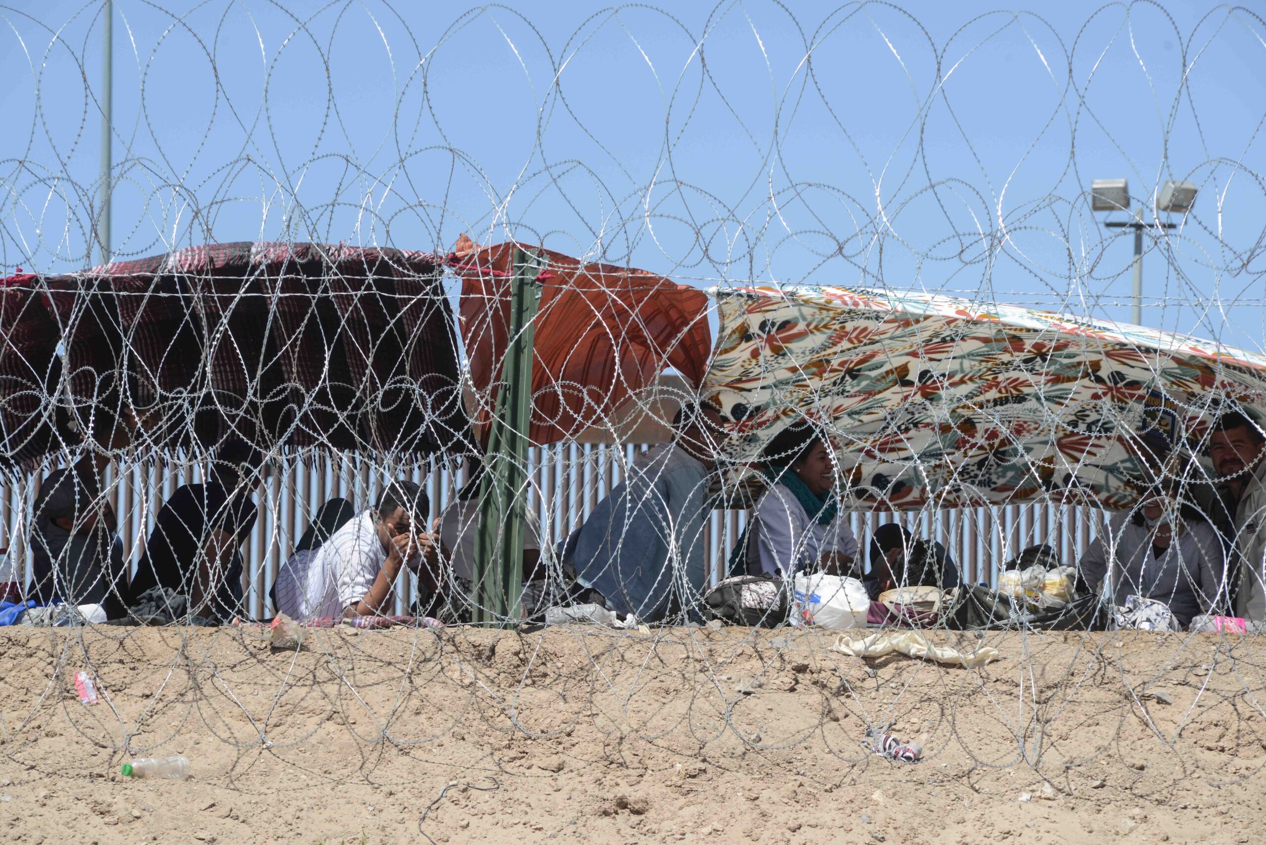Migrantes acampan frente a muro fronterizo ante el fin del Título 42 en Estados Unidos