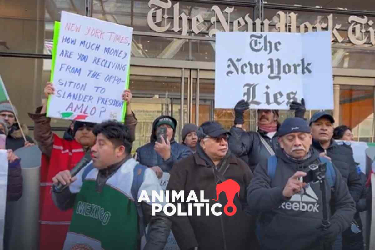 Migrantes simpatizantes de AMLO protestan en The New York Times; acusan al diario de calumnias