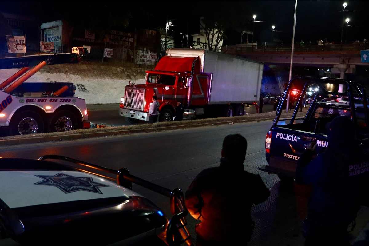 Hallan a 229 migrantes en un tráiler en corralón de Xalapa, Veracruz