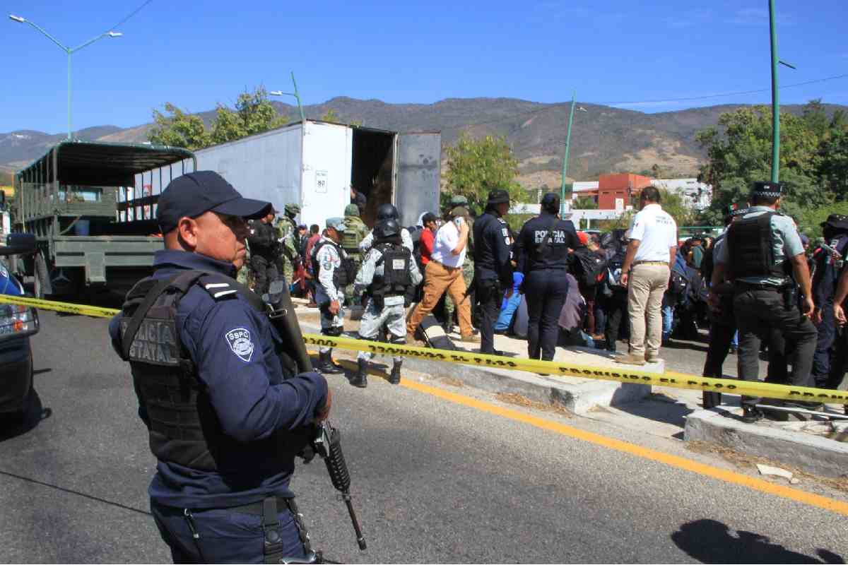 Hallan a más de 200 migrantes en una caja de tráiler en Veracruz; el vehículo estaba en el corralón 