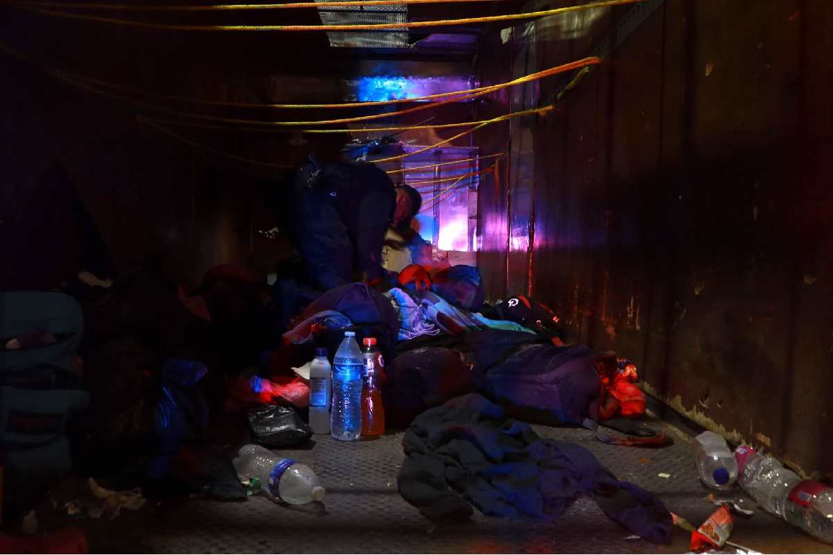 Hallan a 229 migrantes en un tráiler en corralón de Xalapa, Veracruz