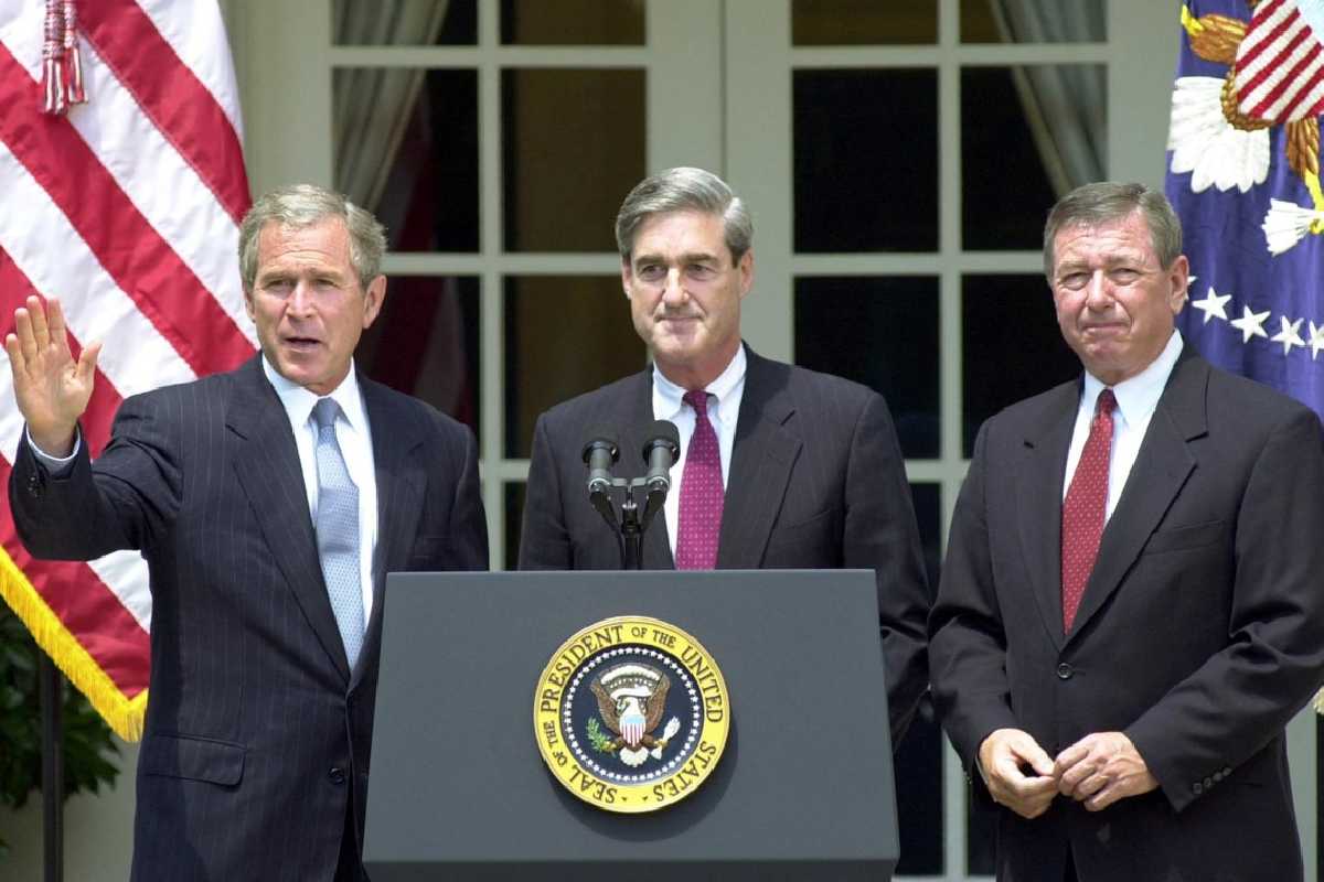 Muere el exfiscal que investigó los vínculos entre la campaña de Trump y Rusia; el magnate celebra: “Me alegra que esté muerto”