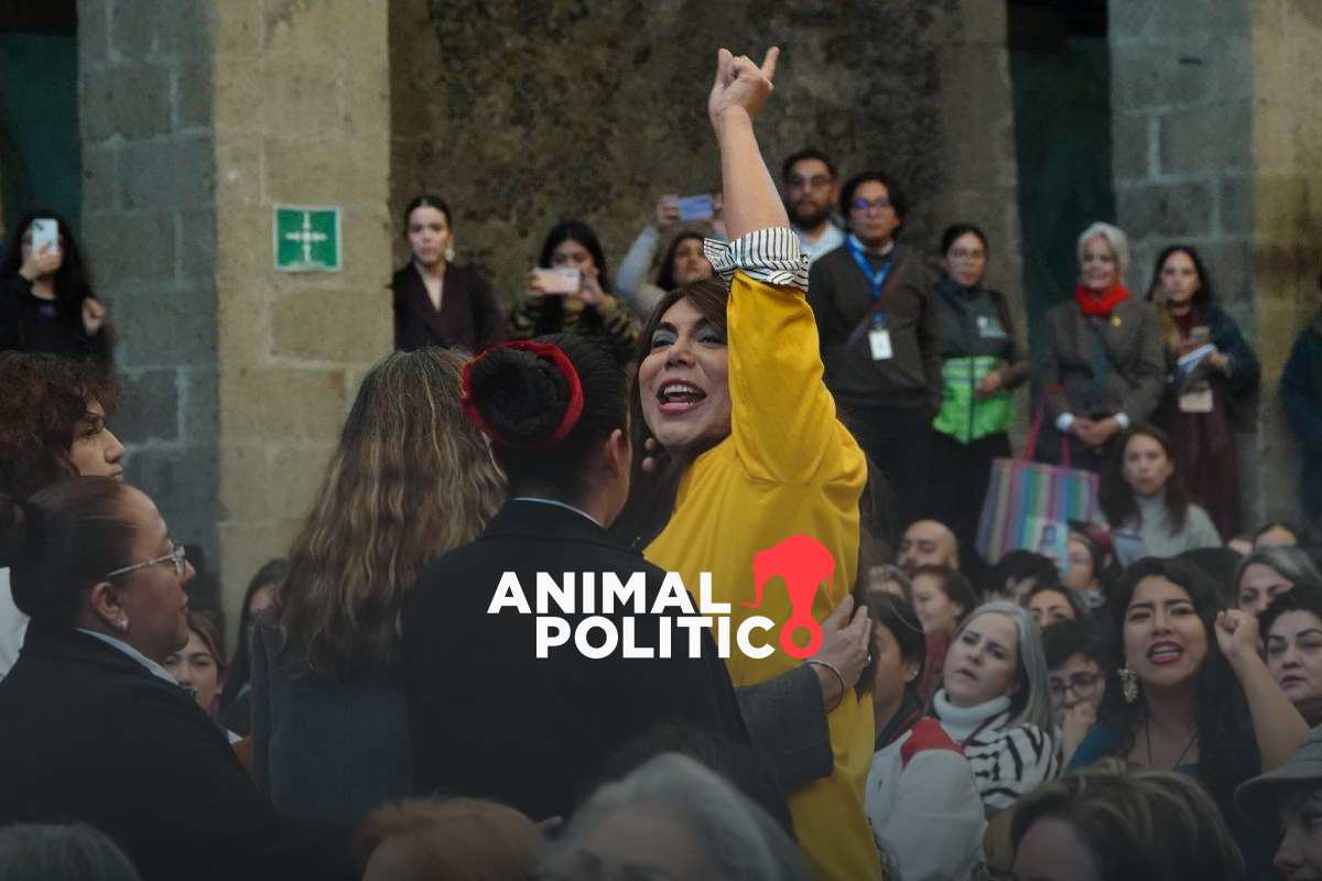 Activista increpa a fiscal de CDMX para reclamar omisiones en casos de transfeminicidios