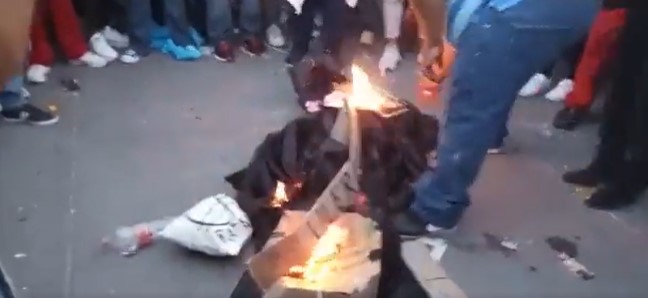 Activistas y políticos condenan la quema de una piñata con la figura de Norma Piña
