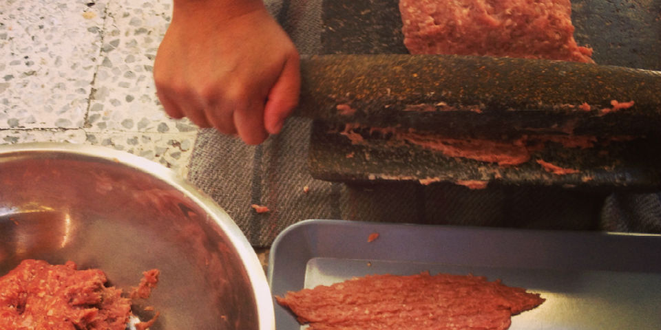 Pacholas, la carne nacida del metate