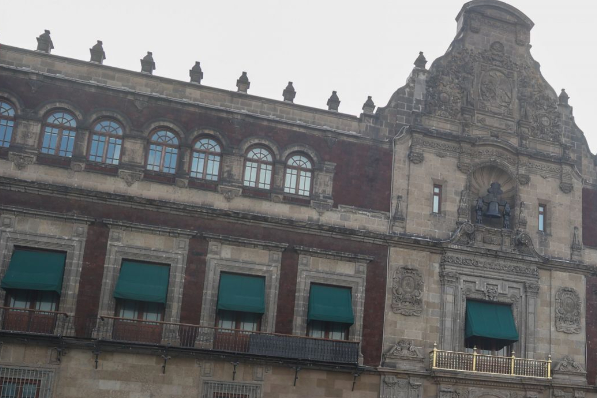 Sheinbaum dice que mujer que se sentó en ventana de Palacio Nacional fue sancionada