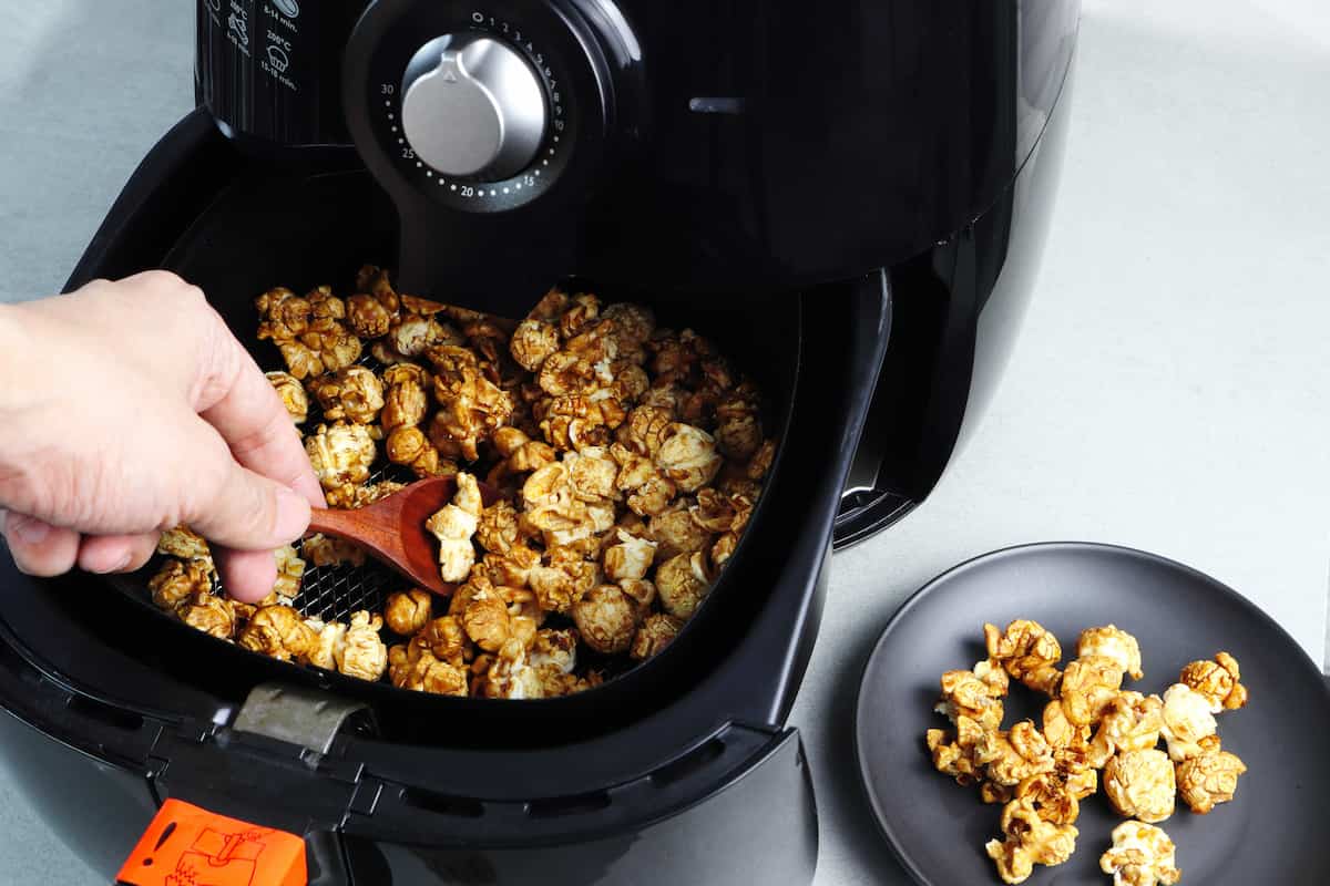 Cómo hacer palomitas en freidora de aire: 3 recetas (dulce, salada y picante)
