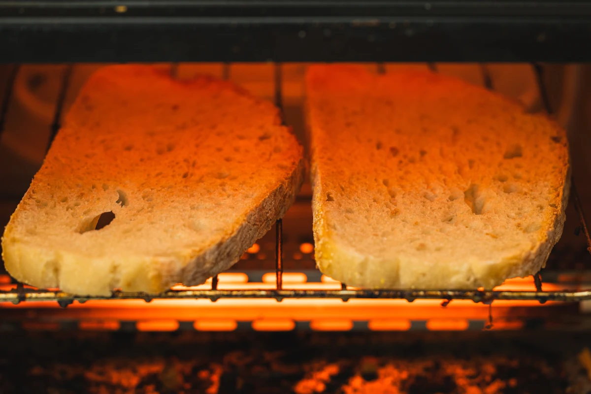 Pan de caja calentado en un Tostadas doradas calentando en un horno tostador.