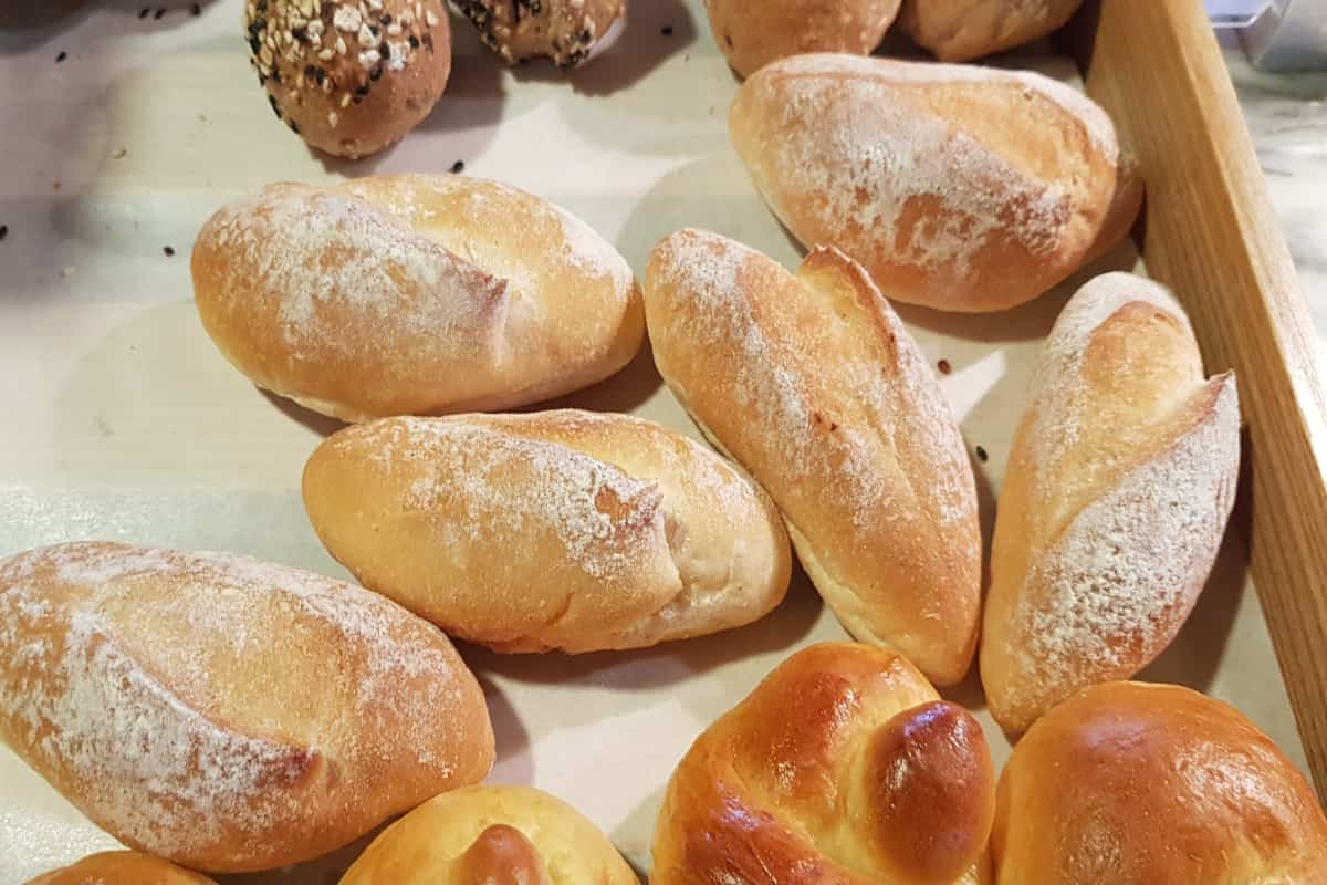 Variedad de pan en una canasta. 