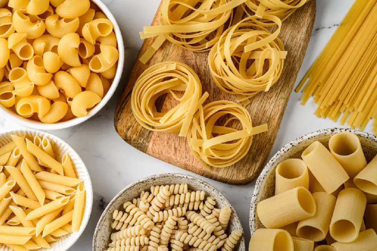 Diferentes tipos de pasta con un fondo blanco