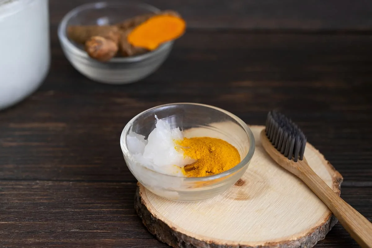 Aprende hacer pasta dental con cúrcuma y aceite de coco