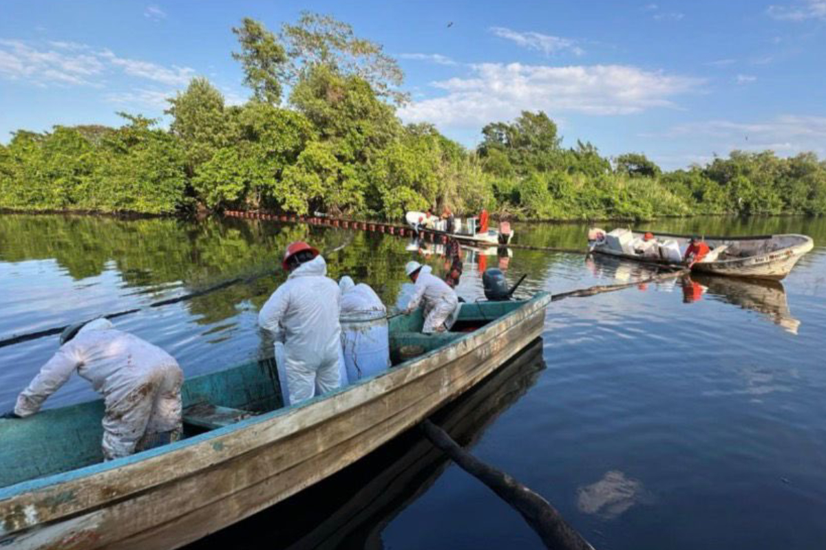 Derrame de hidrocarburos en Tabasco: 350 trabajadores de Pemex laboran en limpieza del Río Seco