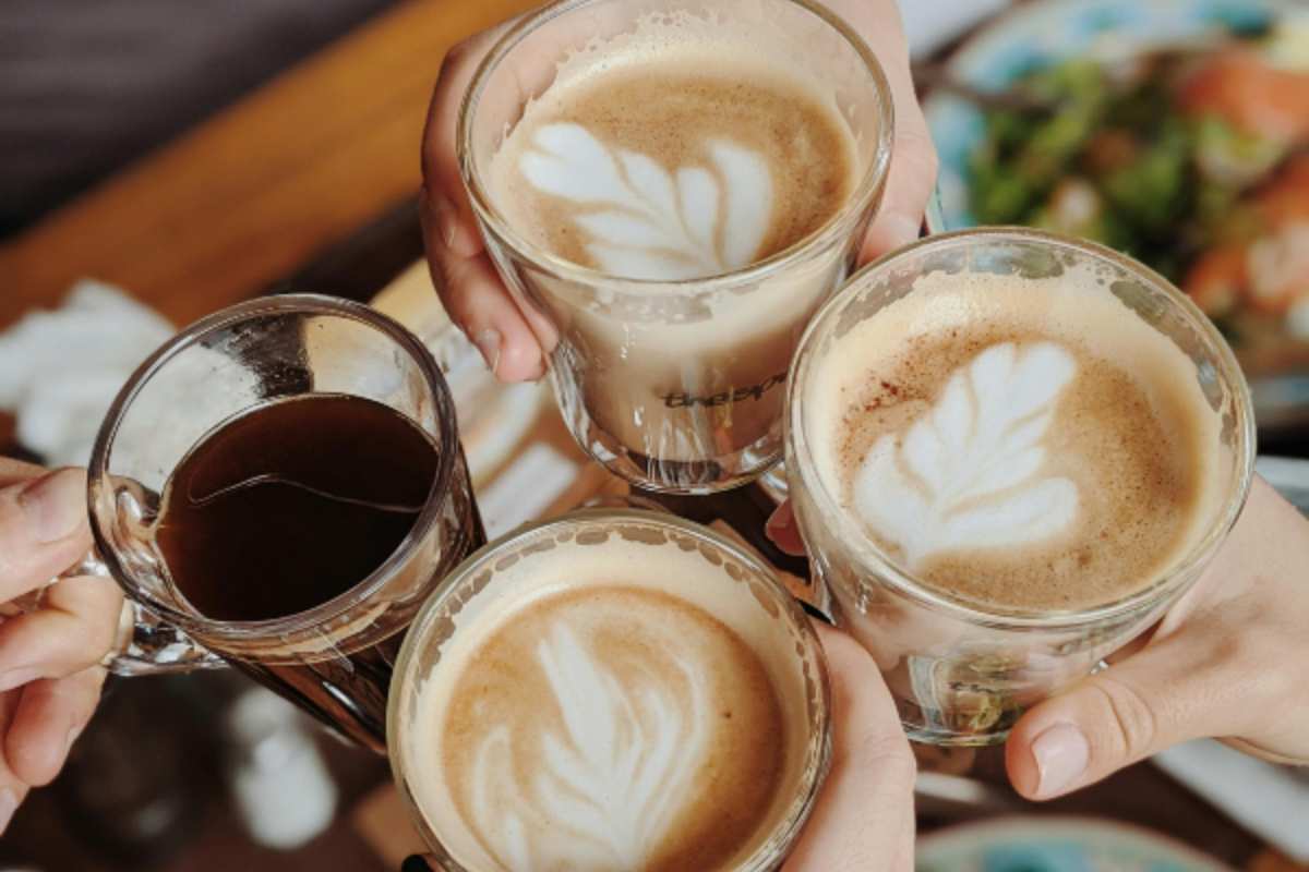 ¿Qué son las Coffee Raves y Coffee Parties? Te contamos sobre esta nueva tendencia 