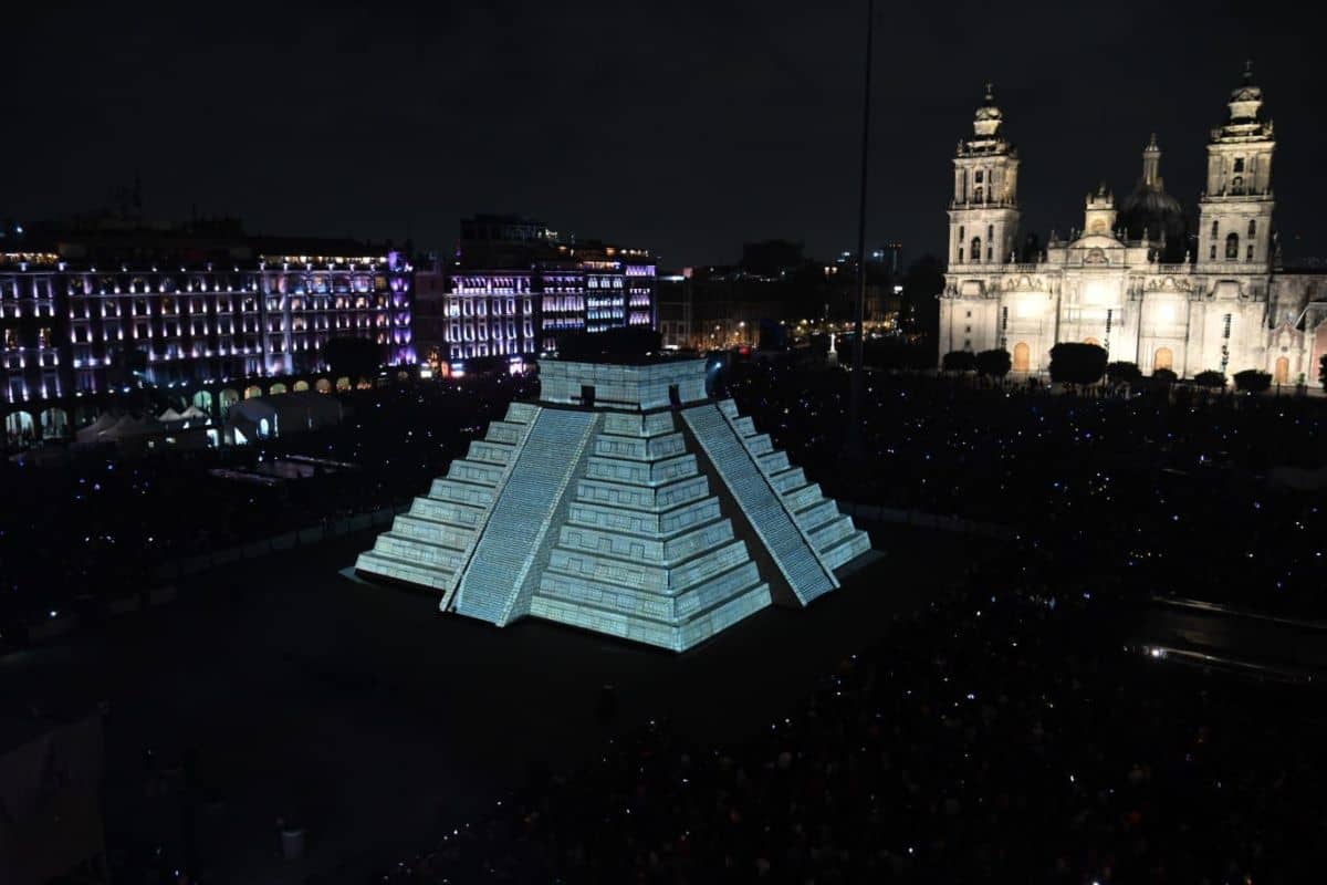 Pirámide de Kukulkán en el Zócalo se queda hasta el 18 de agosto y con nuevo horario