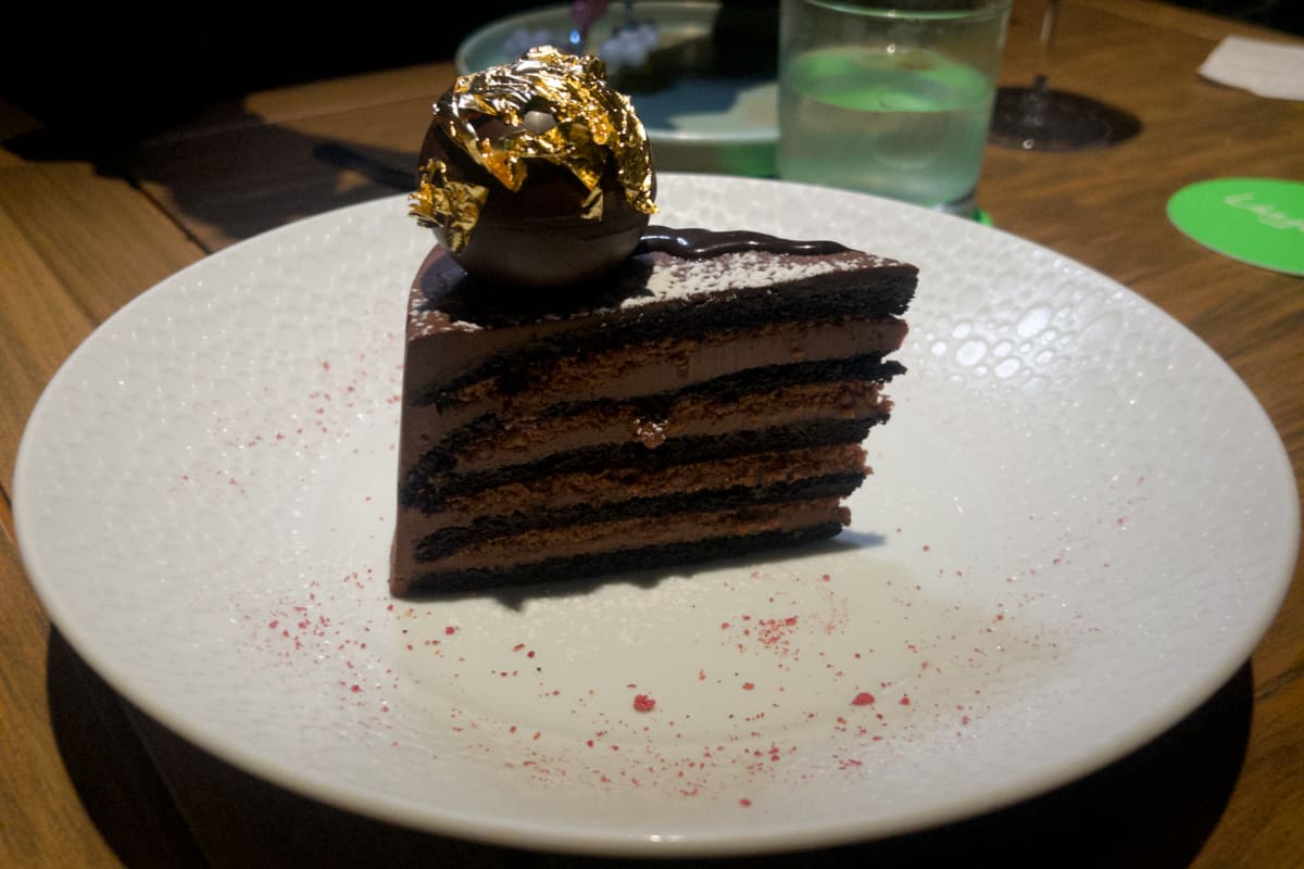 Rebanada de chocolate un postre del menú del restaurante ling ling.