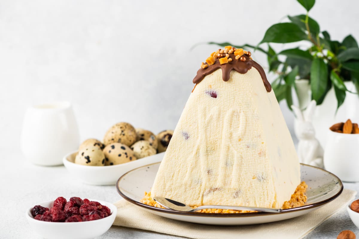 Postre elaborado con queso para conmemorar pascua en Rusia.