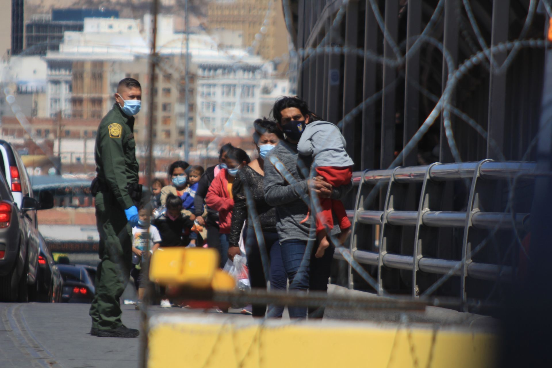 Cierran puente internacional en Ciudad Juárez, durante cuatro horas tras concentración de migrantes