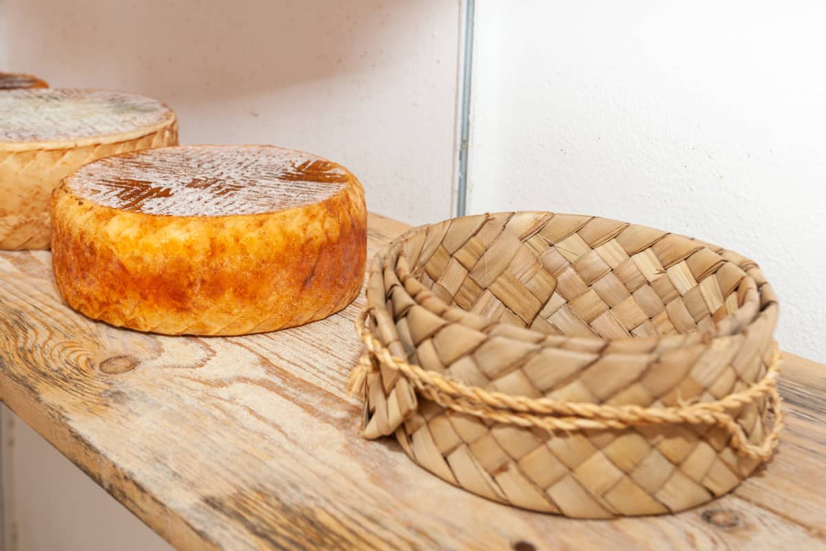 Queso almacenado en canastos.