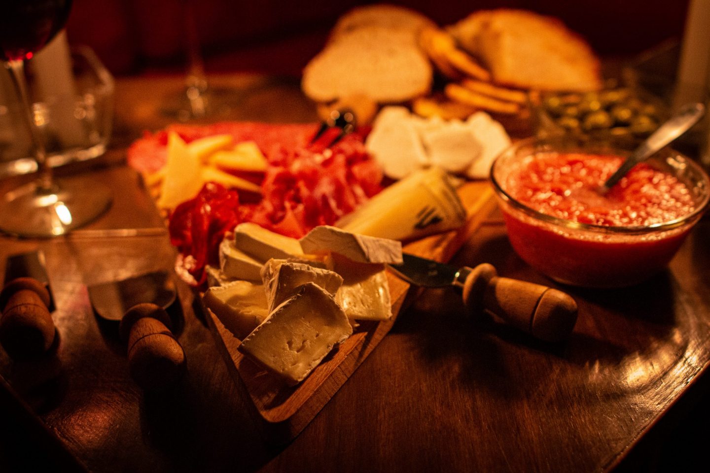 Queso, pan y vino: un gran plan para quedarse en casa